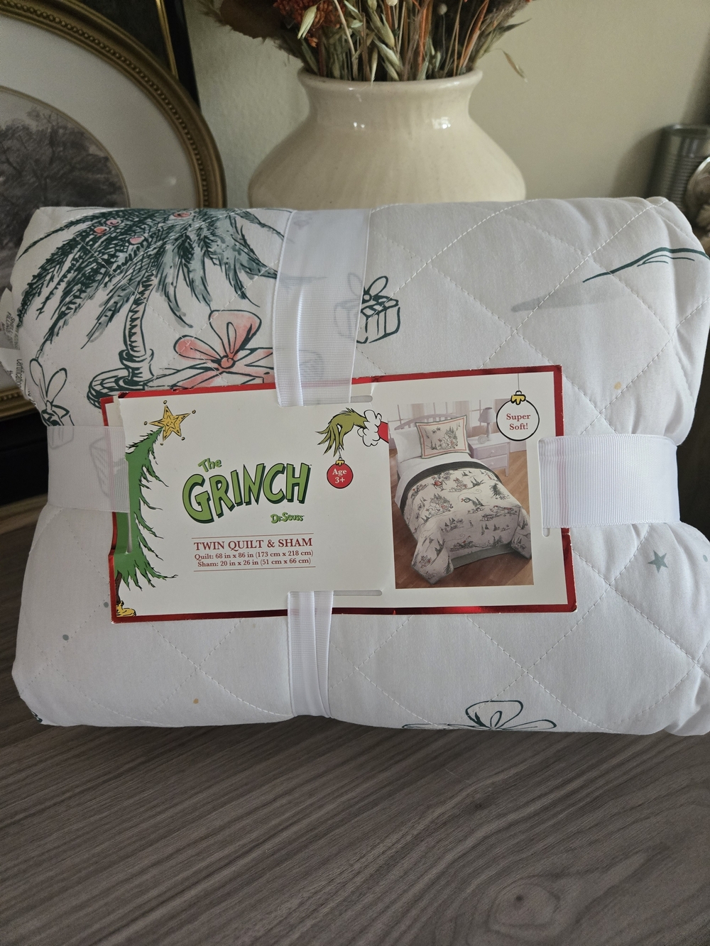 The Grinch Twin Quilt & Sham - White with Green and Red Accents